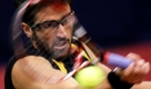 Der serbische Tennisspieler Janko Tipsarevic spielt den Ball an seinen amerikanischen Gegenspieler Robby Ginepri zurück. Das Spiel findet im Rahmen des Kremlin Cups 2009 statt. Foto: ap