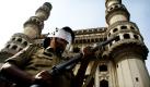 Ein indischer Polizist steht vor dem Charminar in Hyderabad Wache. Anlass ist ein umstrittenes Gerichtsurteil über die Frage, ob Hindi oder Muslime eine heilige Stätte in der Stadt kontrollieren dürfen. Bei dem Prozess geht es um eine Moschee aus dem 16. Jahrhundert, die militante Hindi 1992 zerstört hatten und nun den Platz für sich beanspruchen. Foto: dapd