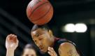 Mit dem Kopf darf Travis Bureau von den Louisiana-Lafayette den Basketball nicht spielen. Aber eigentlich traf der Ball auch eher den Spieler während der Partie gegen Denver in der US-Collegeliga. Foto: ap