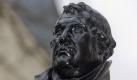 Martin Luther fühlte sich immer wieder vom Bösen bedrängt und zweifelte deshalb stets an seiner eigenen Frömmigkeit. Die Gefahr durch den Teufel versuchte er im schlimmsten Falle auch mit dem After abzuwehren. Wenn das Argument nicht hilft, (...) so weise man ihn flugs mit einem Furz ab, lautete die Strategie des Wittenberger Mönchs. Übrigens:Der Reformator litt sein Leben lang an Verstopfung und meinte gelegentlich, dass der sündhafte Mensch aus nichts als Dreck bestehe. Foto: dapd