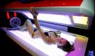 Ein Model präsentiert bei einer Solaria-Messe den Gebrauch eines Solariums. Betreiber von Solarien droht seit heute ein Bußgeld bis zu 50.000 Euro, wenn sie Kinder und Jugendliche unter 18 Jahren auf die Sonnenbank lassen. Bereits seit August 2009 ist das Gesetz zur Regelung des Schutzes vor nichtionisierender Strahlung in Kraft. Foto: ap