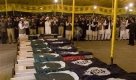 Menschen beten in Pakistan während einer Trauerfeier für getötete Polizisten. Foto: ap