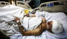 Ein afghanischer Junge, der bei den Attentaten am Montag verwundet wurde, liegt auf der US-amerikanischen Krankenstation in Bagram. Bei den Anschlägen sind 14 Menschen ums Leben gekommen. Foto: ap