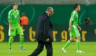 Wolfsburgs Trainer Felix Magath (M) kündigte nach der Blamage in Leipzig Konsequenzen an. Foto: dpa