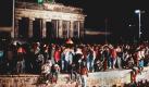 11.November.1989: Menschen jubeln auf der Berliner Mauer. Nach der ffnung eines Teils der deutsch-deutschen Grenzbergnge in der Nacht vom 9. auf den 10. November 1989 reisten Millionen DDR-Brger fr einen kurzen Besuch in den Westen. In der Folge wurde der Warschauer Pakt aufgelst. Foto: dpa
