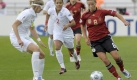 Die deutsche Spielmacherin Inka Grings (r.) umspielt Alex Scott. Foto: dpa