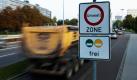 Ab heute ist auch in Sachsen-Anhalt Schluss mit lustig für alle motorisierten Stinker: In Halle an der Saale und Magdeburg gelten Umweltzonen für die Stadtgebiete. Nur noch Autos mit einer grünen Umweltplakette dürfen die Zone befahren. Umweltsündern drohen 40 Euro und ein Punkt in Flensburg. Foto: dapd