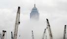 Ein Hochhaus wird in Hongkong zum größten Teil von Nebel verhüllt. Dieser dichte Nebel tritt im Frühling sehr oft auf und behindert jedes Jahr die Schiff- und Luftfahrt erneut. Foto: ap