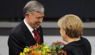 RCHIV - Bundeskanzlerin Angela Merkel (r) gratuliert nach der Sitzung der Bundesversammlung im Reichstag in Berlin Bundespräsident Horst Köhler zu dessen Wiederwahl (Archivfoto vom 23.05.2009). Bundespräsident Horst Köhler hat am Montag (31.05.2010) in einem historisch einmaligen Schritt seinen Rücktritt erklärt. Hintergrund sind umstrittene Äußerungen des Staatsoberhaupts über den Bundeswehreinsatz in Afghanistan. Foto: Tim Brakemeier dpa +++(c) dpa - Bildfunk+++
pixel Foto: dpa