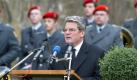 Nach seiner Zeit als Bundesbeauftragter ist Gauck als Vorsitzender des Vereins «Gegen Vergessen - Für Demokratie» und als Redner tätig. Hier spricht er im Jahr 2002  bei der zentralen Gedenkfeier des Heeres für die gefallenen und vermissten Soldaten beider Weltkriege auf der Koblenzer Festung Ehrenbreitstein.  Foto: dpa