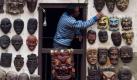 Alles von Hand gefertigt: Ein nepalesischer Händler in Kathmandu hängt Masken vor sein Geschäft und hofft auf viele Kunden aus dem Ausland. Für die Einwohner ist der Tourismus die wichtigste Einnahmequelle. Foto: Narendra Shretha  Foto: dpa