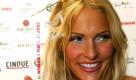 Die Moderatorin Sonya Kraus zeigt am Donnerstag (12.12.02) in Berlin nach der Verleihung des Preises 'Woman of the Year 2002' der Zeitschrift 'Maxim' ihre Trophaee aus der Kategorie Moderation. Die Schauspielerin Bettina Zimmermann ist fuer das Maenner-Magazin 'Maxim' die Frau des Jahres. Der Preis wurde in neun Kategorien verliehen. Foto: Johannes Eisele/ ddp Foto: ddp