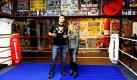 Der Boxer Steffen Kretschmann und seine Trainerin Regina Halmich posieren in Hamburg im Boxring des Lokals Zur Ritze. Steffen Kretschmann boxt am 27. März gegen Denis Bakhtov. Foto: dpa
