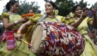 Frauen in Bangladesch tanzen einen traditionellen Tanz zur Feier des ersten Tages der Erntesaison. Foto: ap