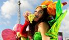 Models in farbenfrohen Kostümen, die Früchte und Blumen darstellen, werben vor dem Funkturm in Berlin für die Messe Fruit Logistica. Vom 9. bis 11. Februar treffen sich in den Messehallen am Funkturm Fachleute aus der Fruchthandelswelt.  Foto: dpa