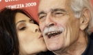 Basma Hassan küsst den ägyptischen Schauspieler Omar Sharif bei den Filmfestspielen in Venedig. Foto: ap