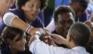 US President Barack Obama shakes hands with supporters after speaking about health care reform at the Cincinnati AFL-CIO Labor Day Picnic in Cincinnati, Ohio USA 07 September 2009. Obama will address a rare, joint session of Congress on 08 September 2009 in what the White House is calling the ?kickoff? to a final round of health care negotiations. Foto: dpa