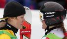 Elizabeth Görgl gratuliert Viktoria Rebensburg (l.) zu ihrem Sieg im Riesenslalom. Foto: dpa
