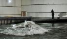 Ein Journalist fotografiert im Franzius-Institut für Wasserbau und Küsteningenieurwesen in Hannover eine Welle, die von einer neuartigen 3D-Wellenmaschine generiert wurde. Das Land Niedersachsen und die Deutsche Forschungsgemeinschaft haben die 2,4 Millionen teure Forschungsanlage gemeinsam finanziert. Die Maschine soll helfen, Belastungen an Deichen und Offshore-Windkraftanlagen besser vorauszusagen. Foto: dpa