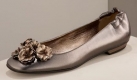 Es müssen ja nicht gleich klobige Orthopädentreter sein: Zarte Ballerinas sind eine elegante und gesunde Variante.  Foto: HOBO