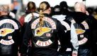 Mitglieder der Rockerbande Hells Angels verlassen in Duisburg das Landgericht. Die rivalisierenden Motorradclubs Bandidos und Hells Angels wollen Frieden schließen. Der Konflikt zwischen beiden Clubs sei mit sofortiger Wirkung offiziell beendet, teilten die beiden Rockerbanden auf ihren Internetseiten mit. Foto: ddp