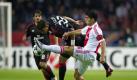 Luis Suarez (r) von Ajax Amsterdam geht mit dem Fuß zum Ball während Milans Thiago Silva zu köpfen versucht. 1:1 trennten sich beide Teams. Foto: dpa
