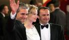 Der russische Filmregisseur Andrei Petrowitsch Swjaginzew (rechts, mit der schwedischen Schauspielerin Maria Bonnevie und dem russischen Darsteller Konstantin Lavronenko) freut sich 2003 über einen Goldenen Löwen. Der ausgezeichnete Film The Return - Die Rückkehr ist das Spielfilmdebüt des Regisseurs. In dem Roadmovie begleitet er einen Vater mit seinen zwei Söhnen bei einer Reise. Beim Angeln sollen die zwölfjährigen Jungs ihren Vater, den sie seit zehn Jahren nicht mehr gesehen haben, kennenlernen. Foto: dpa