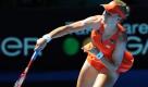 Russia's Elena Dementieva serves to Spain's Carla Suarez Navarro during their Women's singles quarterfinal at the Australian Open tennis tournament in Melbourne, Australia, Wednesday, Jan. 28, 2009. (AP Photo/Andrew Brownbill) Foto: ap