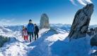 Der Name leitet sich ab von Le Diable, der Teufel. Auf dem Gipfel des Bergmassivs von Les Diablerets, dem Tsanfleurongletscher, sollen sich einst die verdammten Seelen versammelt haben. Wenn diese ihren Sabbat feierten und die Felsbrocken hin- und herrollten, glaubten die Hirten unten in den Tälern, die bösen Geister seien beim Kegeln. Der wie ein Fingerzeig in den Himmel ragende Fels (Mitte) erhielt den Namen Quille du Diable, Teufelskegel. Foto: swiss-image.ch