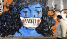 Auf einer Wand in Peking zeigt dieses Graffiti eine weinende Frau mit Atmeschutzmaske. In der vergangenen Woche starben in China nach offiziellen Angaben 51 Menschen an der Schweinegrippe. Foto: ap