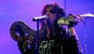 Los Angeles, USA. Während der Preisverleihung der Revolver Golden Gods Awards performt Schockrocker Alice Cooper mit einer Schlange live auf der Bühne. Bei der jährlich stattfindenden Veranstaltung werden die Stars der Rock- und Metal-Szene ausgezeichnet. Foto: dapd