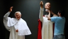 Ein Mitarbeiter des National Wax Museum in Dublin bringt den Kopf der Wachsfigur von Papst Johannes Paul II. an ihren Platz. Foto: AP