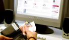 Vor dem Kauf genau hinsehen: Gütesiegel geben dem Verbraucher beim Online-Shopping Sicherheit. (Bild: Jens Schierenbeck/dpa/tmn) Foto: dpa