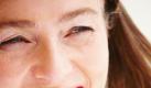 Kosmetikexperten raten, im Alter lieber weniger Make-up zu nutzen - ein paar Falten sehen natürlicher aus als ein maskenhaftes, dickes Make-up. (Foto: Diagentur) Foto: dpa