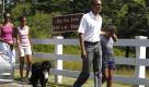 US-Präsident Barack Obama geht mit der First Lady Michelle und den Kindern des Paars, Malia und Sasha, zum Leuchtturm am Bass Harbor Head im nordöslich gelegenen US-Bundesstaat Maine. Foto: ap