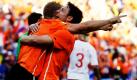 Der Niederländer Dirk Kuyt (links) feiert mit seinem Teamkollegen Mark von Bommel den 2:0-Sieg über Dänemark beim WM-Vorrundenspiel der Gruppe E in Johannesburg. Foto: dpa