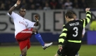 Hamburg's Eljero Elia (l) blockt Glasgows Lee Naylor challenge for the ball during the Europa League group C soccer match  between Hamburger SV and Celtic Glasgow in Hamburg, Germany, Thursday, Nov. 5, 2009. (AP Photo/Axel Heimken) Foto: ap
