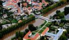 Eine Luftaufnahme zeigt am Mittwoch (29.09.10) eine Bruecke ueber die Schwarze Elster in Elsterwerda neben dem Schloss Elsterwerda (M. ). Die Hochwassersituation im Osten Deutschlands war am Mittwoch weiterhin angespannt. In Suedbrandenburg verschaerfte sich die Situation deutlich. Im Landkreis Elbe-Elster wurde Katastrophenalarm ausgeloest. An Schwarzer Elster und Pulsnitz wurden nach Angaben des Potsdamer Innenministeriums Deiche ueberstroemt
 Foto: dapd