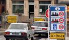 Seit 2007 gehören Rumänien und Bulgarien zur EU. Nun wollen sie auch dem grenzkontrollfreien Schengen-Raum beitreten. Hier zwei Autos im Ortseingang von Schengen in Luxemburg. (Archiv) Foto: dpa