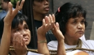 Diese Demonstranten haben sich vor einem Pharmaunternehmen in Manila Makati auf den Philippinen, gefesselt und halten eine Mahnwache ab. Sie fordern eine Senkung der Kosten für Medikamente. Foto: ap