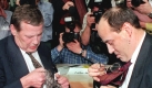 Im Januar und Dezember 1991 wird Gysi mit großer Mehrheit als Parteichef der PDS bestätigt. Im Januar 1993 übergibt er das Amt aber an Lothar Bisky, um sich mehr auf die Arbeit im Bundestag zu konzentrieren. Hier kontrollieren die beiden die Etiketten ihres Schlips, weil Journalisten gern wissen wollten, ob sie Seidenkrawatten tragen. Foto: dpa