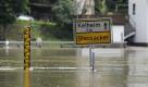 Das Ortsschild von Stausacker steht am Sonntag (08.08.10) in Stausacker (Bayern) im Hochwasser der Donau. Wegen der nachlassenden Regenfaelle hat sich die Hochwasserlage in weiten Teilen Bayerns deutlich entspannt. An der Donau bei Kelheim erreichte der Pegel zwischenzeitlich allerdings die hoechste Meldestufe. Der Scheitel der Hochwasserwelle befand sich am Sonntagmorgen im Bereich Regensburg. Flussabwaerts muss deshalb noch mit steigenden Pegelstaenden gerechnet werden. Foto: Lukas Barth/ddp Foto: ddp
