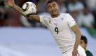 Gelungenes Bewerbungsfoto für Algeriens Handball-Nationalmannschaft: Abdelkader Ghezzal, Stürmer der Nordafrikaner, hat da wohl was verwechselt. Die Szene in der 73. Minute führte zur Gelb-Roten Karte. Foto: ap