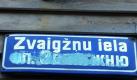 Ein ursprünglich zweisprachiges Straßenschild in Riga. Das Russische ist übermalt. Foto: Alexander Welscher Foto: dpa