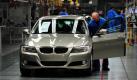 Ein Mann arbeitet in der Produktion an einem BMW der 3er Reihe im BMW-Werk in Regensburg. BMW hat auch im Juli wieder mehr Autos verkauft. Weltweit setzte der Münchner Premiumhersteller 119.982 Fahrzeuge der Marken BMW, Mini und Rolls Royce ab, wie der Konzern am Montag in München mitteilte. Das ist verglichen mit dem Vorjahresmonat ein Plus von 9,1 Prozent.  Foto: dpa