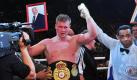 Der Boxer Alexander Powetkin ist Schwergewichts-Weltmeister. Der 31 Jahre alte Russe bezwang in Erfurt den Usbeken Ruslan Chagaev in zwölf Runden einstimmig nach Punkten (116:112, 117:113, 117:113) und holte sich damit den Gürtel als WBA-Weltmeister. Nach seinem Sieg reckte er ein Foto seines verstorbenen Vaters in die Höhe. Foto: dpa