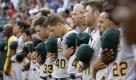 Die Mannschaft der Oakland Athletics gedenkt vor einem Spiel gegen die Texas Rangers in einer Schweigeminuten der am Donnerstag bei einem Baseballspiel dem tödlich verunglückten Shannon Stone. Er hatte versucht, einen Baseball zu fangen, der in den Zuschauerraum flog und war dabei von der Tribüne gestützt. Er starb später im Krankenhaus an seinen Verletzungen. Foto: dapd