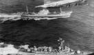 Ein Aufklrungsflugzeug der US-Marine fliegt vor der Kste Costa Ricas ber das US-Kriegsschiff USS-Barry (vorne) und den sowjetische Frachter Anosow. Whrend der Kubakrise kontrolliert die Barry das sowjetische Schiff, von dem vermutet wird, da es fr Kuba bestimmte sowjetische Raketen transportiert (Archivfoto von 1962). Russland macht zum rger der USA Ernst mit Wiederannherung an das zu Sowjetzeiten untersttzte Kuba. Kremlchef Dmitri Medwedew und seinem Regierungschef Wladimir Putin lobten bereits die Belebung dieser alten Partnerschaft. Washington reagierte prompt und scharf. Kommentatoren erinnerten die Wortgefechte an das Jahr 1962, das als die Kubakrise in die Weltgeschichte einging. Foto: dpa