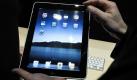 Die Reaktionen auf das neue iPad von Apple fallen höchst unterschiedlich aus: Es hat keinen HDMI-Anschluss und unterstützt keinFlash.Für die einen ist dies eine Chance für die anderen ein Mangel. Außerdem wird kritisiert, dass das Gerät nicht mehrere Programme gleichzeitig ausführen kann und keine Kamera an Bord hat. Foto: dpa