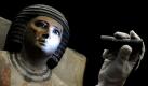 Eine Restauratorin leuchtet am Freitag (18.06.2010) bei den Aufbauarbeiten zur Ausstellung 'Sahure _ Tod und Leben eines großen Pharao' im Liebieghaus in Frankfurt/Main mit einer Taschenlampe die Statue von Kai, einem Territorialbeamten der Zentralverwaltung an. Die Liebieghaus Skulpturensammlung präsentiert vom 24. Juni bis 28. November 2010 die Ausstellung 'Sahure _ Tod und Leben eines großen Pharao'. Sahure regierte von ca. 2428 bis 2416 v. Chr. als politisch wie kulturell herausragender König der 5. Dynastie und ist damit ein prominenter Vertreter des Alten Reichs, der sogenannten Pyramidenzeit. Foto: Marius Becker dpa/lhe +++(c) dpa - Bildfunk+++ Foto: dpa